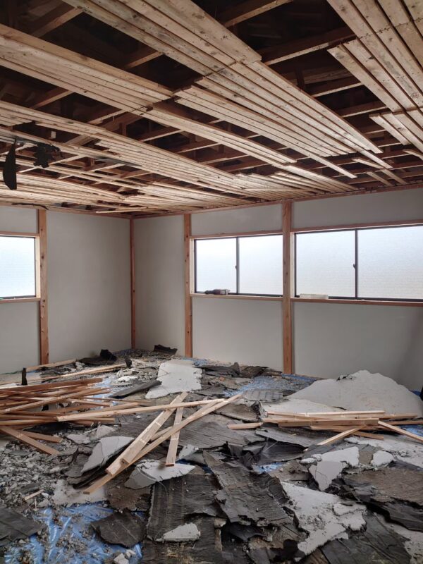 富山市EIKI Inc.　天井の解体工事