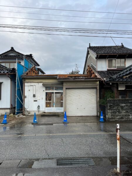 隣と距離がない家を解体する富山市の解体会社エイキ