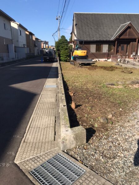 富山市の解体工事屋EIKI Inc.　植栽を伐採、フェンスを撤去