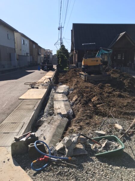 富山市の解体工事屋EIKI Inc.　コンクリート基礎を撤去、庭石も撤去