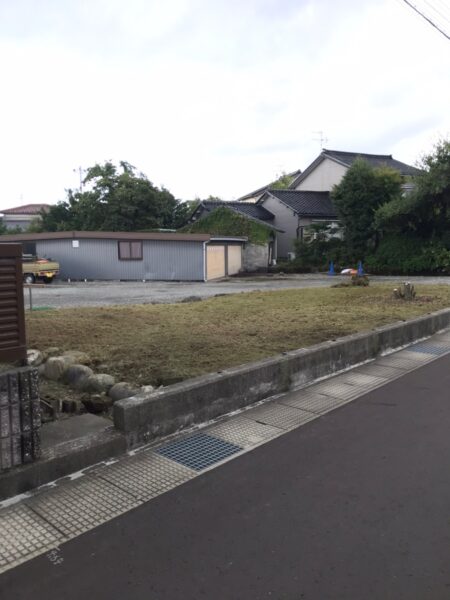 富山市の解体工事屋EIKI Inc.　フェンスを撤去、植栽を伐採