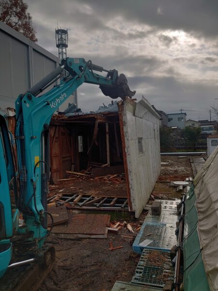 富山市の解体工事ブログ「納屋・小屋・倉庫・蔵・物置」の違い　ユンボの活躍