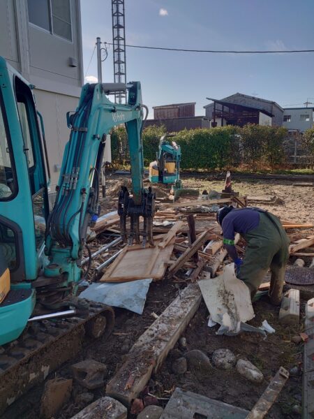 富山市の解体工事ブログ「納屋・小屋・倉庫・蔵・物置」の違い　　解体工事後は手作業で廃材を回収