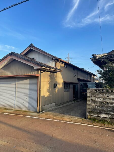 富山市の解体工事ブログ「納屋・小屋・倉庫・蔵・物置」の違い　屋根が長い倉庫