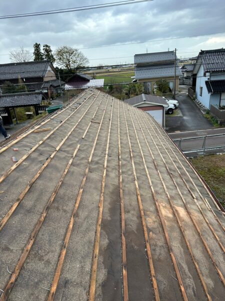 富山市の解体工事ブログ　「納屋・小屋・倉庫・蔵・物置」の違い　瓦を手作業で撤去