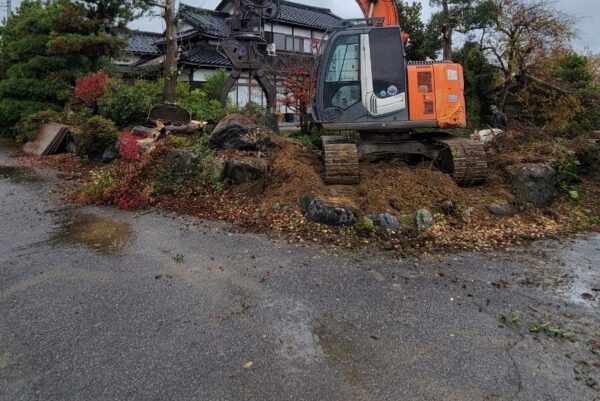 富山市の解体工事ブログ 小屋と植栽撤去