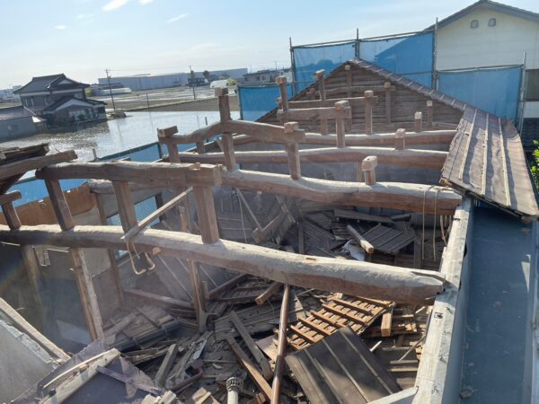 富山市の解体工事ブログ　「納屋・小屋・倉庫・蔵・物置」の違い　屋根の解体工事