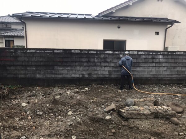 富山市で、コンクリート塀の解体工事