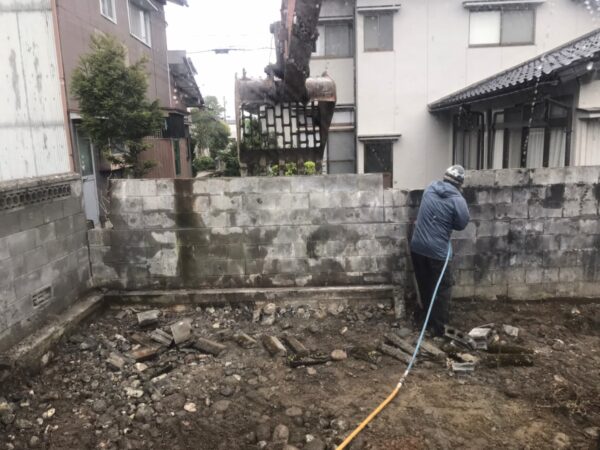 富山市で、ブロック塀の解体工事２