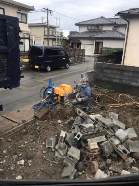 富山市で、ブロック塀の解体工事４