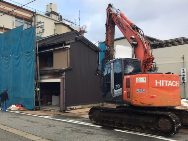 富山市の解体工事会社EIKI Inc. 　建物が隣接した地域での解体工事