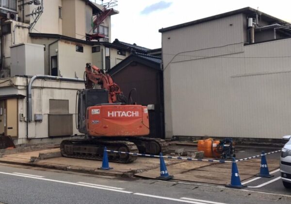 富山市の解体工事会社EIKI Inc. 　建物が隣接した地域での解体工事