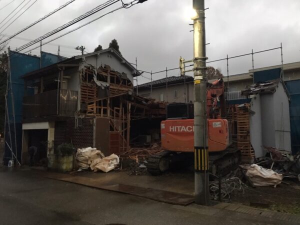 富山市の解体工事会社EIKI Inc.　木造住宅とコンクリートブロック造の駐車場を解体工事