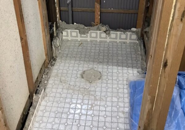 富山市の解体工事会社EIKI Inc.　トイレ解体