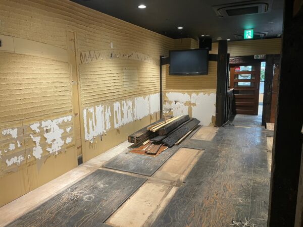 富山市の居酒屋の内装解体工事　造作物の解体2