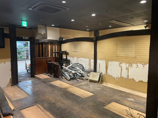 富山市の居酒屋の内装解体工事　造作物の解体3
