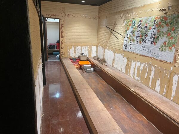 富山市の居酒屋の内装解体工事　造作物の解体１