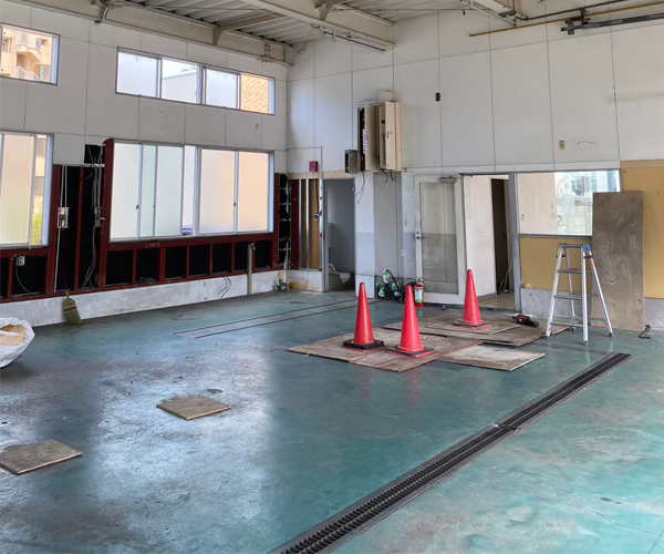 富山市の解体工事屋EIKI Inc.　内部スケルトン解体工事中のガレージ