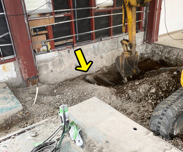 富山市の解体工事屋EIKI Inc.　地中配管交換の為掘削中