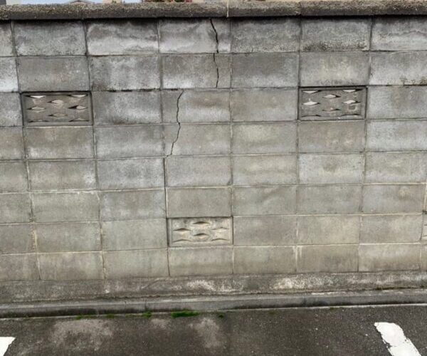 富山市の株式会社エイキ　　ブロック塀の部分解体工事