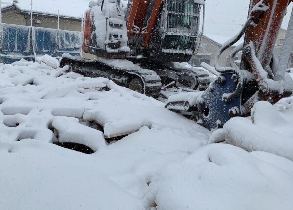 富山市の解体工事屋EIKI Inc. 雪の中での木造解体
