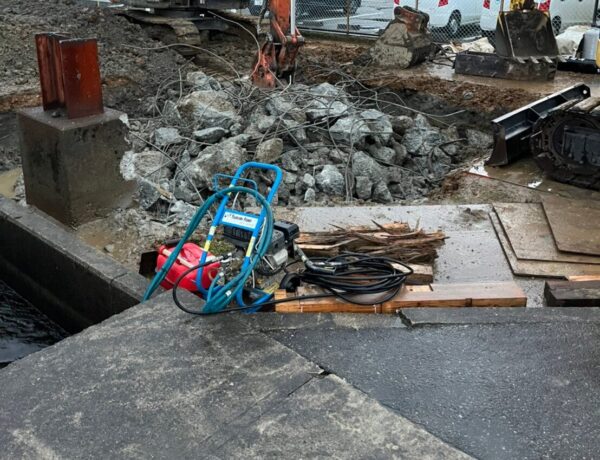 富山市の解体工事屋 株式会社エイキ　看板撤去