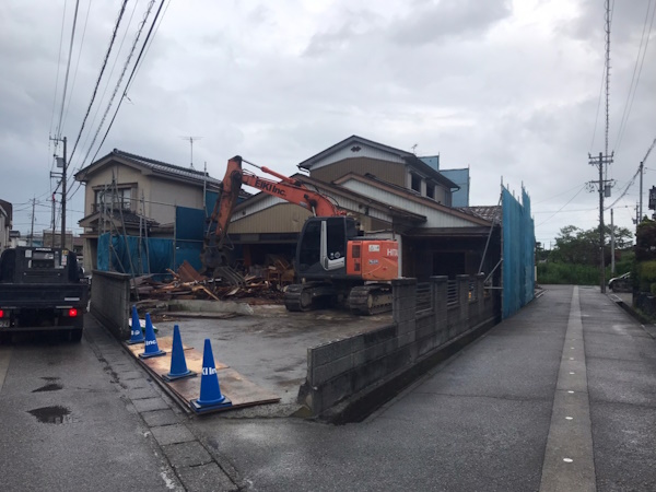 富山市の解体工事の住宅を解体中の重機