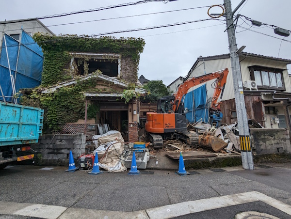 富山市のツタに覆われた住宅の解体工事現場