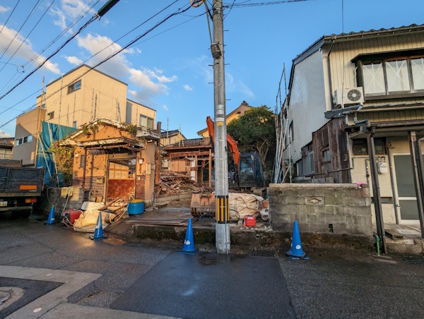 富山市の解体工事が始まる。