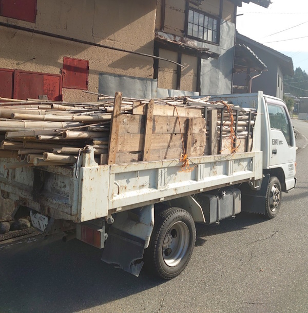 富山市の解体工事ででたゴミを運ぶトラック