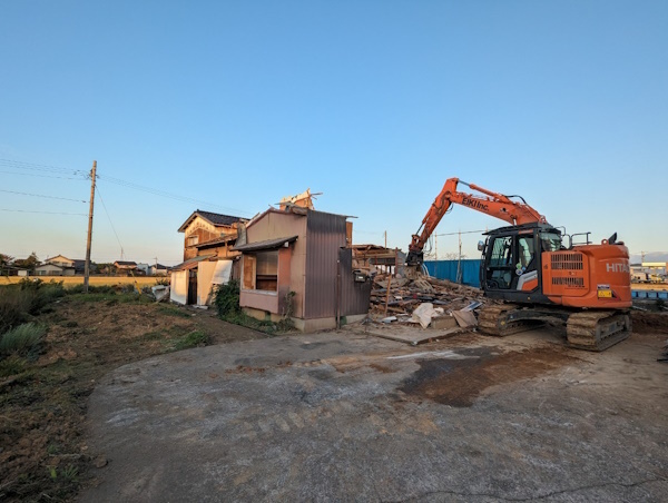 富山市の田んぼ横の木造住宅を解体工事中