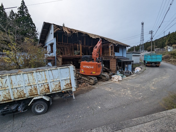 富山県の山付近の解体工事中