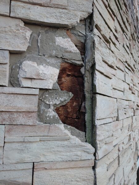 ビフォアアフター　外壁が壊れている写真
