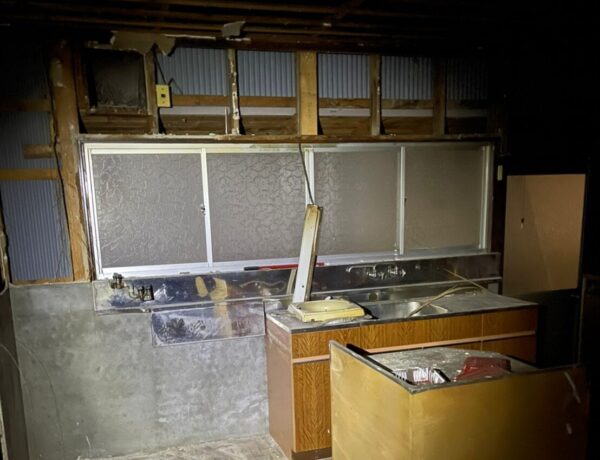 富山の株式会社エイキ　空き家解体工事　内装　キッチン除去