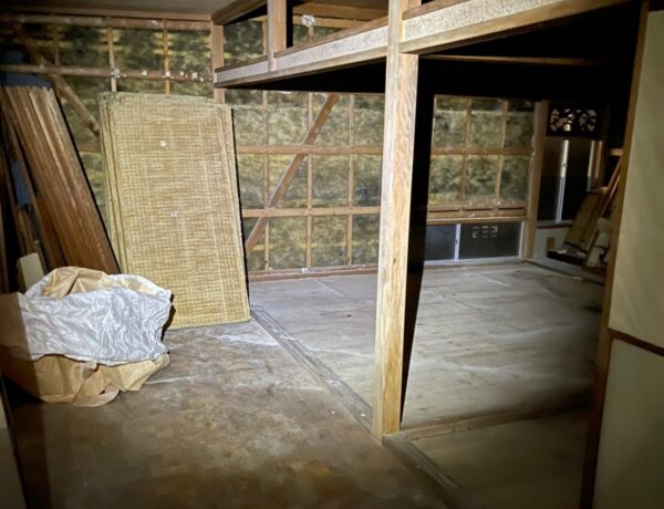 富山の株式会社エイキ　空き家解体工事　内装　畳の回収