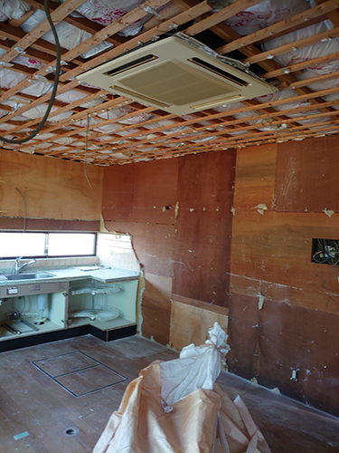 台所の天井の石膏ボードを全て剥がすと格子状に組まれた下地材が天井いっぱいに現れ、その中に断熱材が詰め込まれています。壁の化粧材も剥がすと合板で作られた壁が現れました。