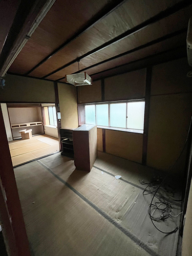 和室が5～6畳ほどの和室の奥には、もう一室同じぐらいの広さの和室があり、押入れが見えます。