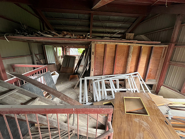 鉄骨造の二階の内部。階段を上った先には農具や、木材等の資材が保管されています。