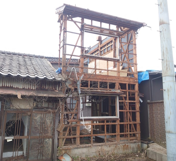 富山市の空き家の解体工事中の画像