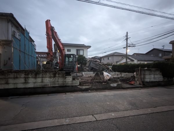 富山市で建物を解体工事している所