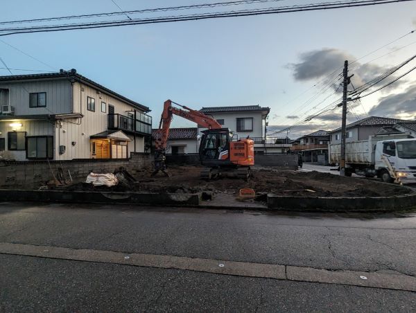 富山市で瓦礫を撤去している最中。