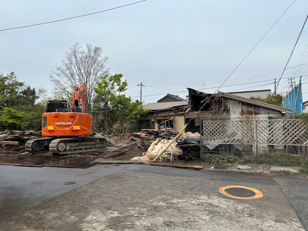 富山市の木造住宅をショベルカーで解体工事しているところ。