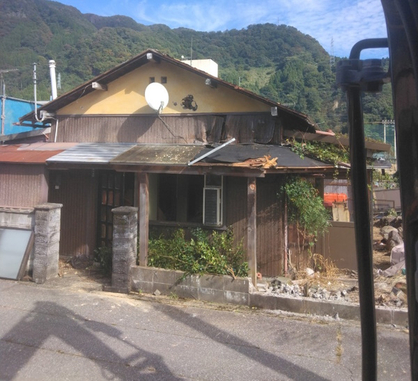 富山市の解体工事前の古い空き家