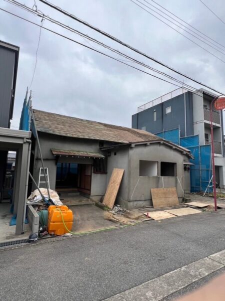 玄関と窓枠を取り去った木造住宅