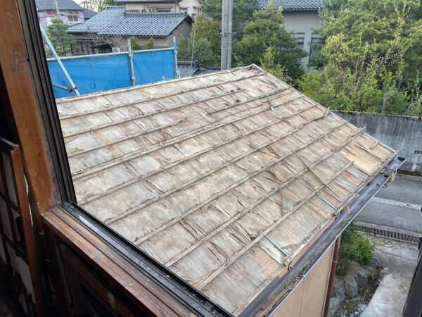 富山市の解体工事屋エイキ　瓦を屋根から降ろした後の姿