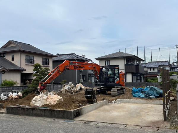 富山市の解体工事屋、株式会社エイキ　木造住宅の解体工事例　重機による更地化作業