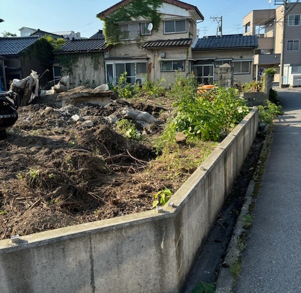 富山市の木造住宅にあった植栽を伐根した後