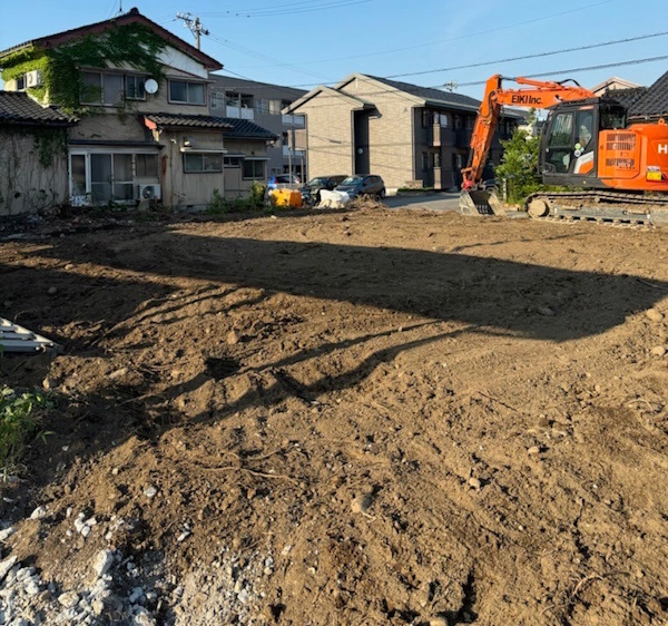 富山市の更地をショベルカーで整地にしているところ