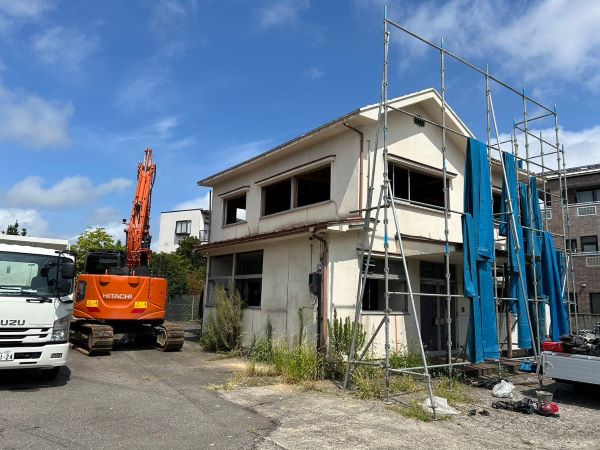 富山市のバス停前の解体工事