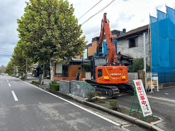 富山市の木造住宅を重機を使って解体工事しているところ。